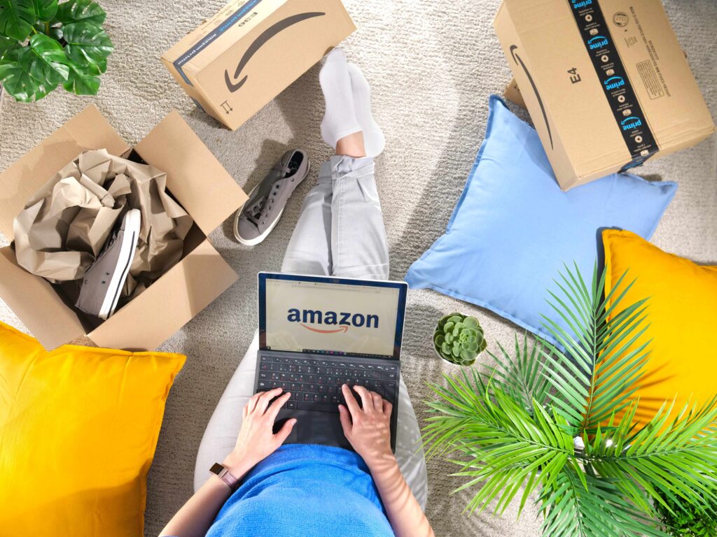 Frau, die beim Amazon Prime Day online einkauft